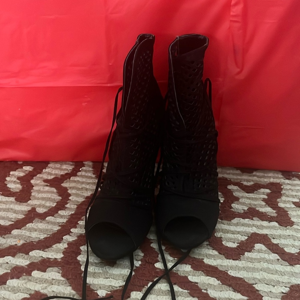 Black heeled boot